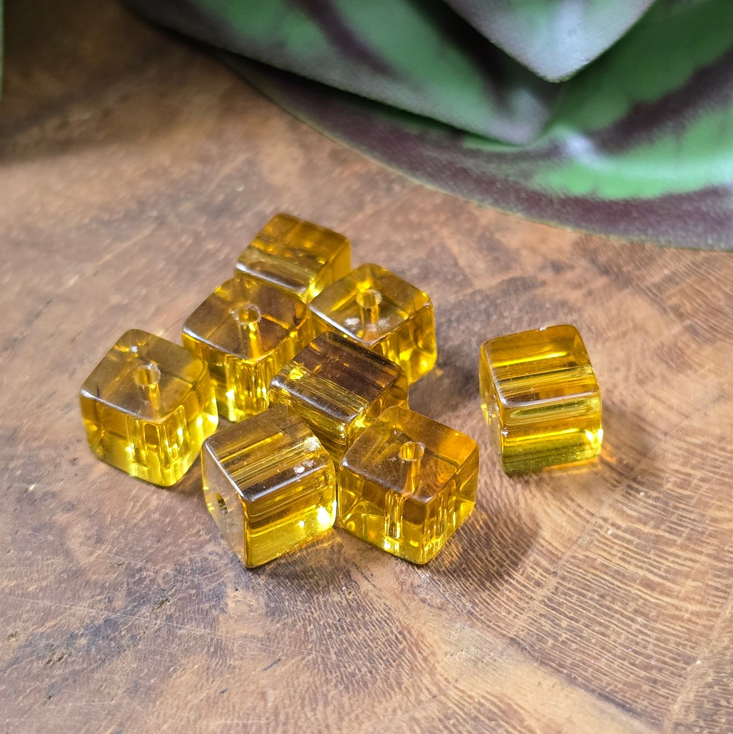 16 Glasperlen in Würfelform (6 mm), transparent honigfarben – ideal für moderne DIY-Schmuckstücke. Großes Fädelloch für leichte Verarbeitung. Vielseitig & stilvoll!