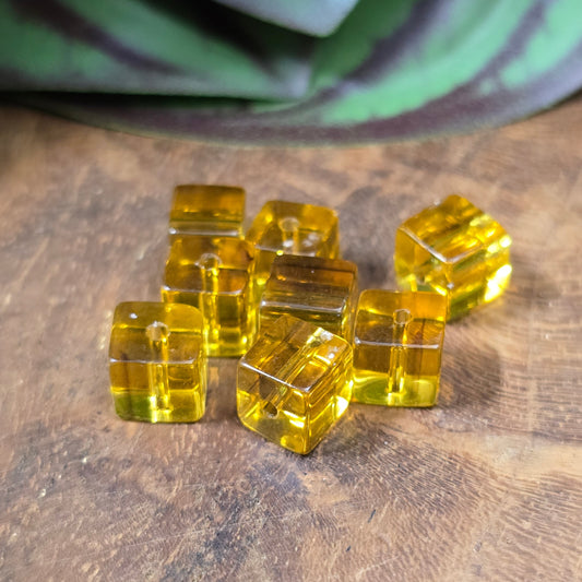 16 Glasperlen in Würfelform (6 mm), transparent honigfarben – ideal für moderne DIY-Schmuckstücke. Großes Fädelloch für leichte Verarbeitung. Vielseitig & stilvoll!