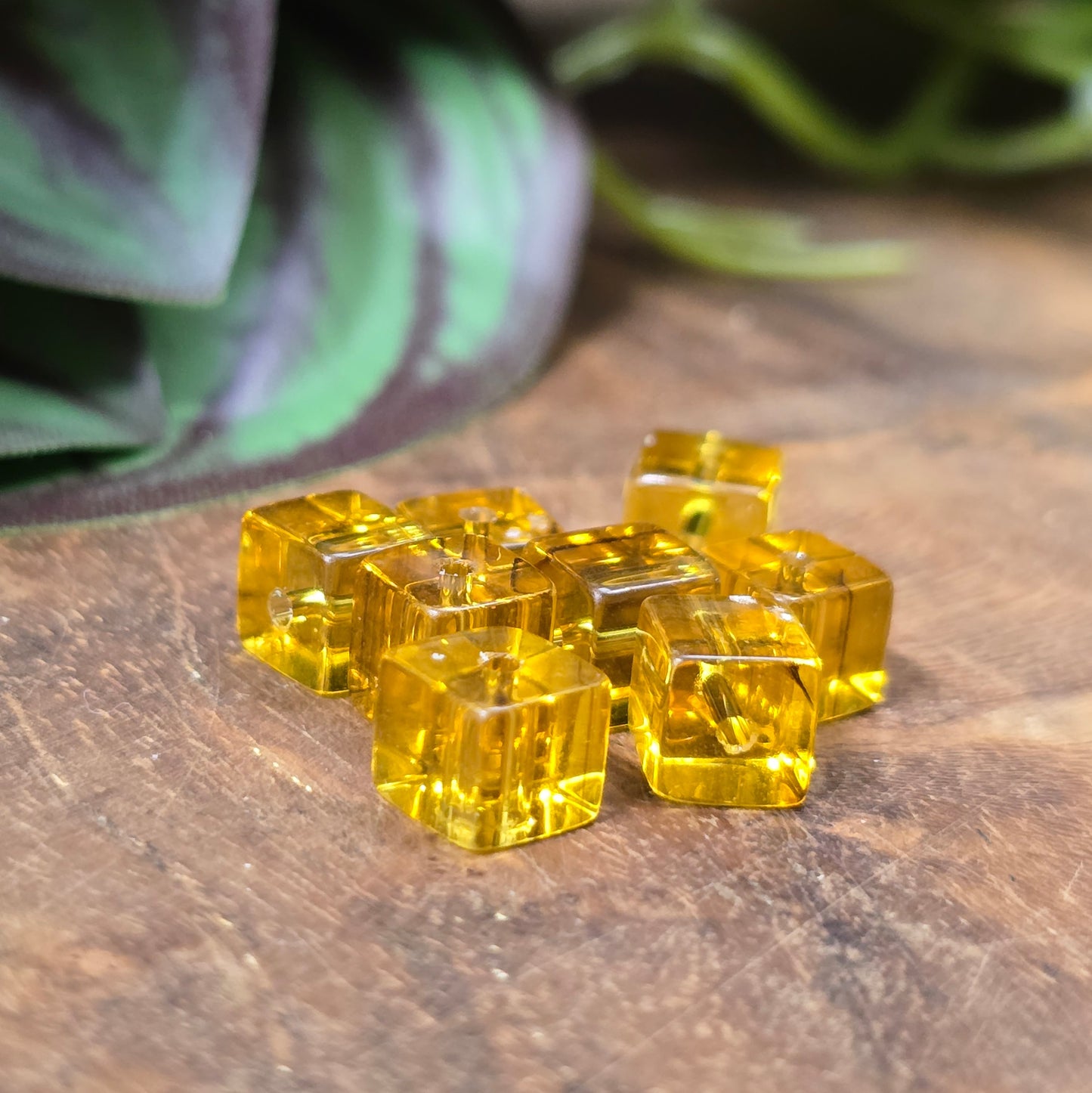 16 Glasperlen in Würfelform (6 mm), transparent honigfarben – ideal für moderne DIY-Schmuckstücke. Großes Fädelloch für leichte Verarbeitung. Vielseitig & stilvoll!