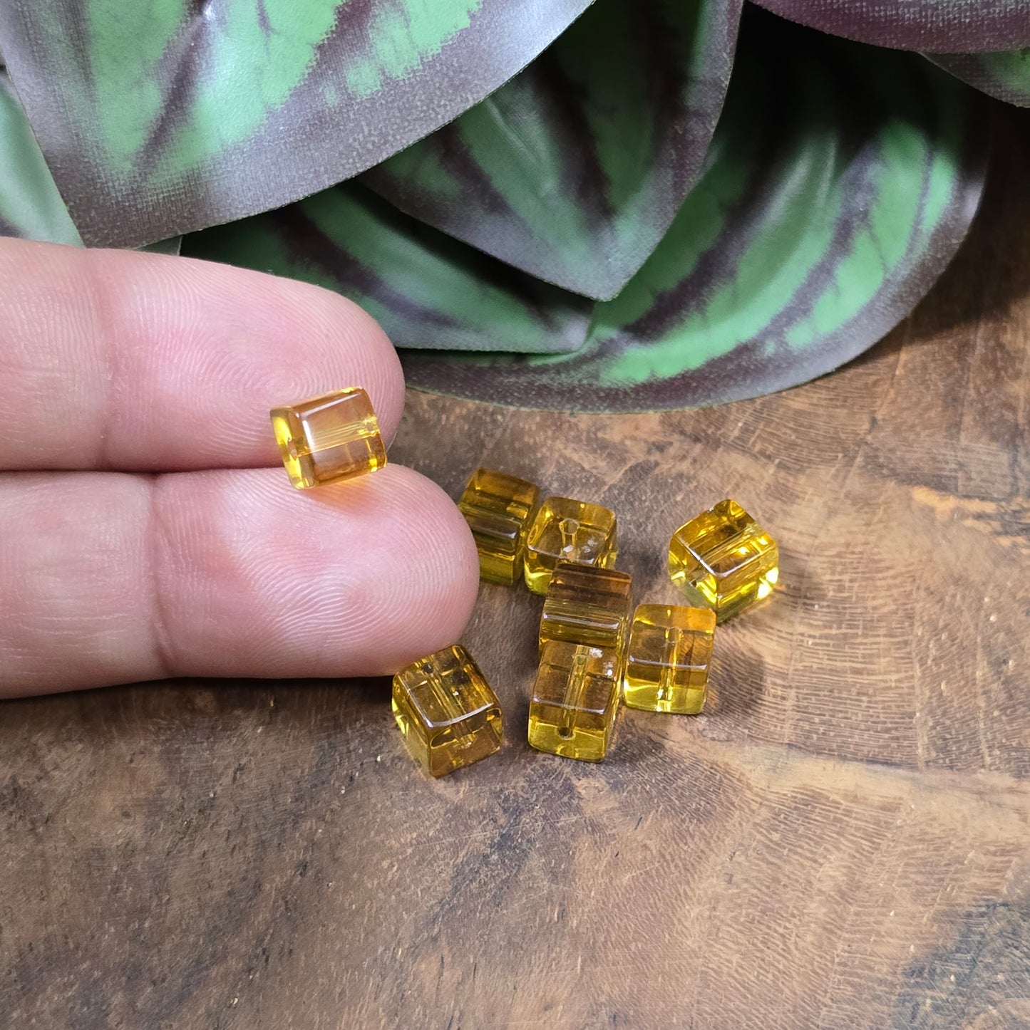 16 Glasperlen in Würfelform (6 mm), transparent honigfarben – ideal für moderne DIY-Schmuckstücke. Großes Fädelloch für leichte Verarbeitung. Vielseitig & stilvoll!