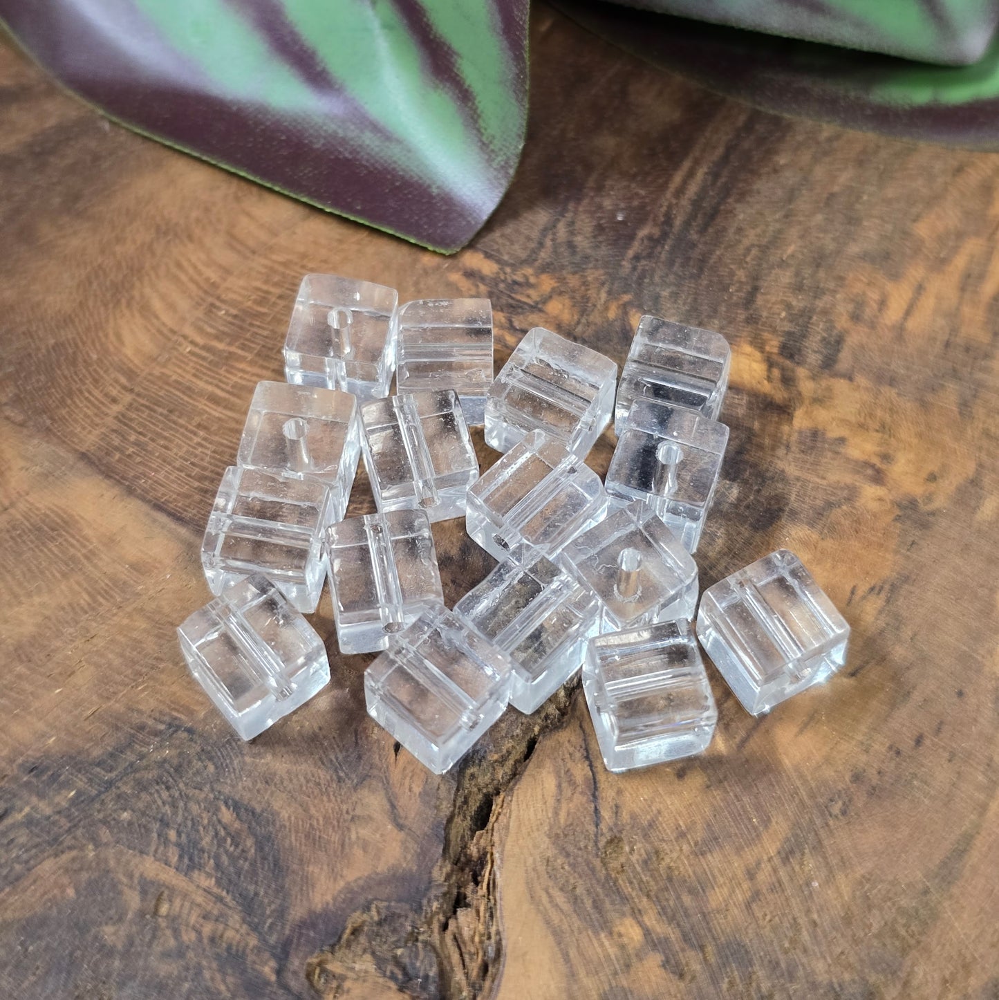 16 klare Glaswürfelperlen (6 mm) für edle DIY-Schmuckideen. Transparent, vielseitig, mit großem Fädelloch. Für moderne, minimalistische Designs.