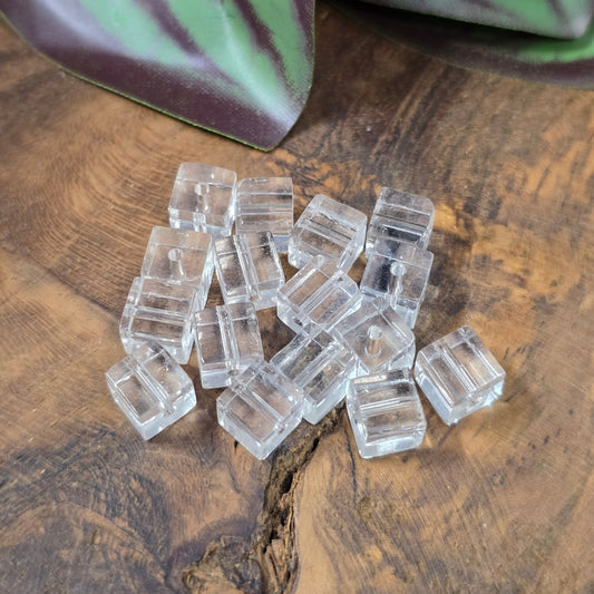 16 klare Glaswürfelperlen (6 mm) für edle DIY-Schmuckideen. Transparent, vielseitig, mit großem Fädelloch. Für moderne, minimalistische Designs.