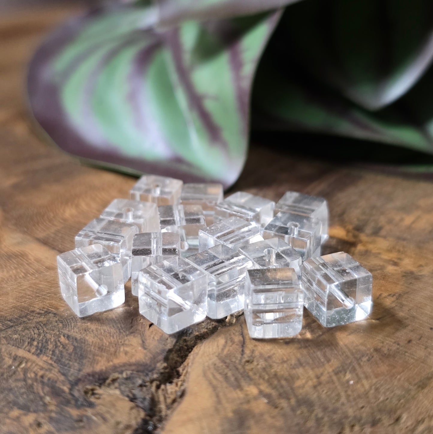 16 klare Glaswürfelperlen (6 mm) für edle DIY-Schmuckideen. Transparent, vielseitig, mit großem Fädelloch. Für moderne, minimalistische Designs.