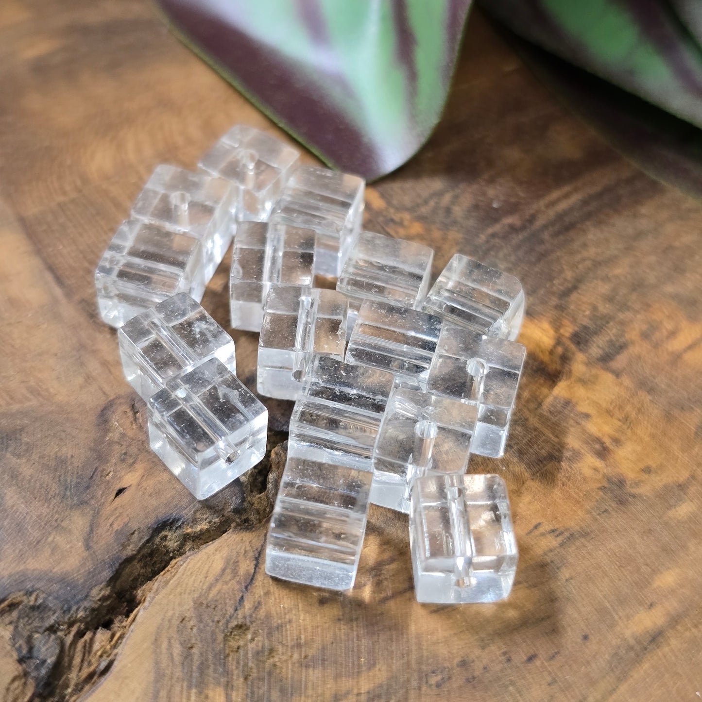 16 klare Glaswürfelperlen (6 mm) für edle DIY-Schmuckideen. Transparent, vielseitig, mit großem Fädelloch. Für moderne, minimalistische Designs.