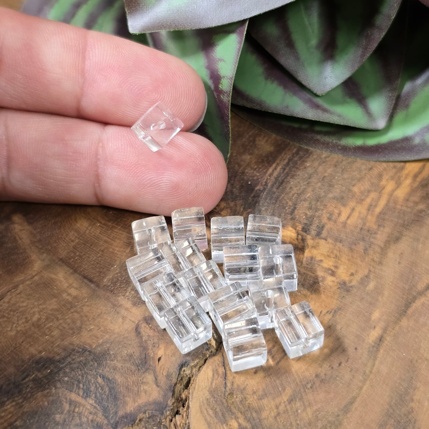 16 klare Glaswürfelperlen (6 mm) für edle DIY-Schmuckideen. Transparent, vielseitig, mit großem Fädelloch. Für moderne, minimalistische Designs.
