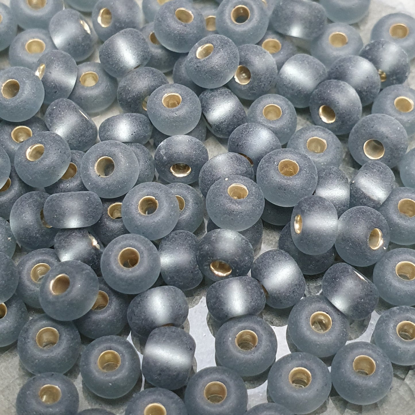 10g Rocailles mattiert und silverlined, ø 4,3mm, ideal zum Basteln von Perlentieren