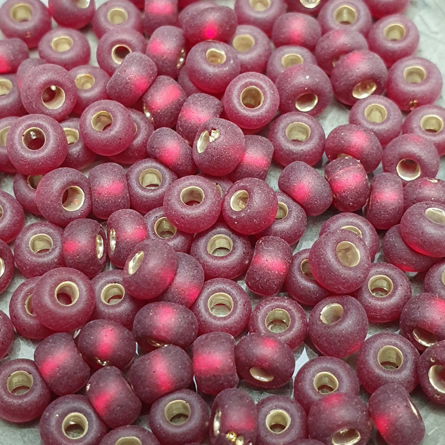 10g Rocailles mattiert und silverlined, ø 4,3mm, ideal zum Basteln von Perlentieren