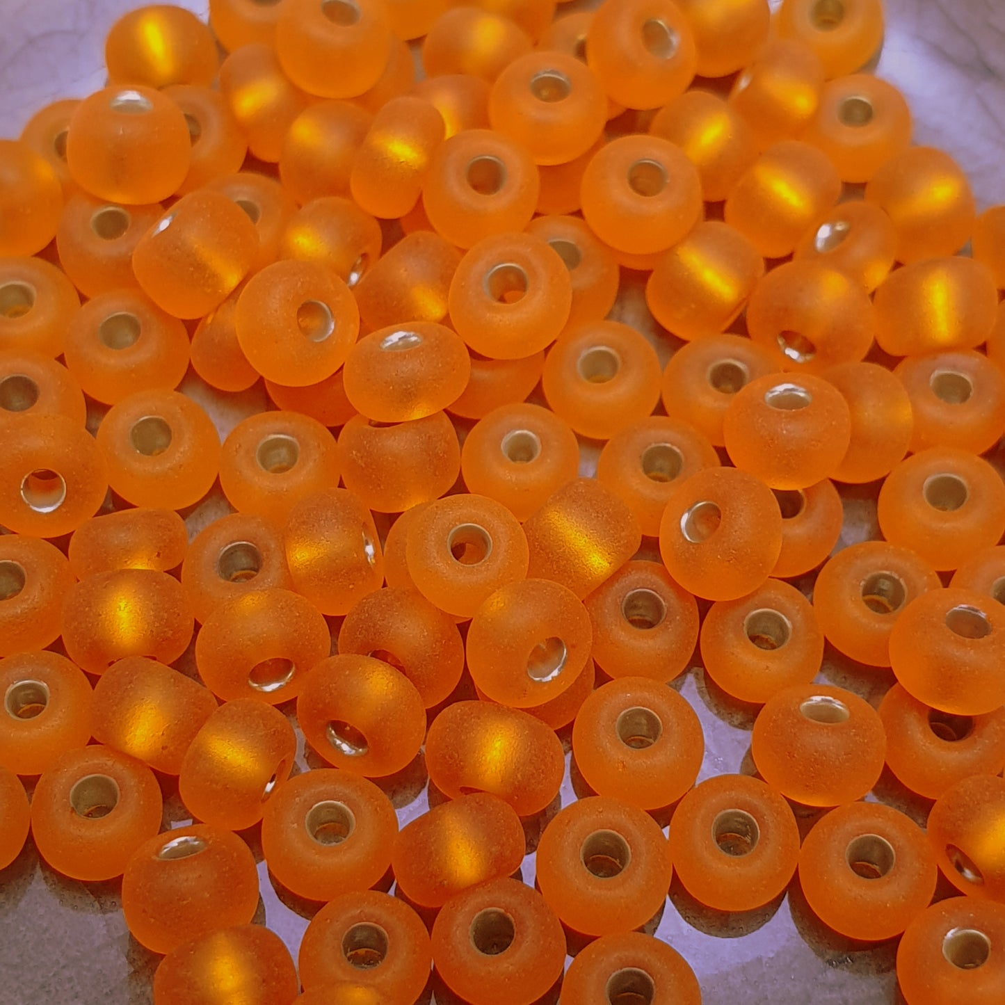 10g Rocailles mattiert und silverlined, ø 4,3mm, ideal zum Basteln von Perlentieren
