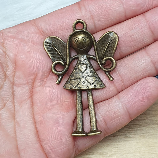 1x XL Anhänger kindliche Elfe/Fee in antik bronzefarbig, 56mm
