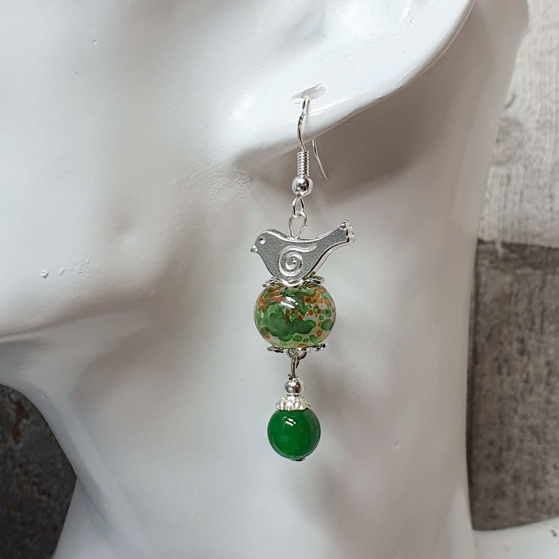 Handgefertigte Ohrhänger mit smaragdgrünen Kugeln aus Glas, kleine Vögelchen
