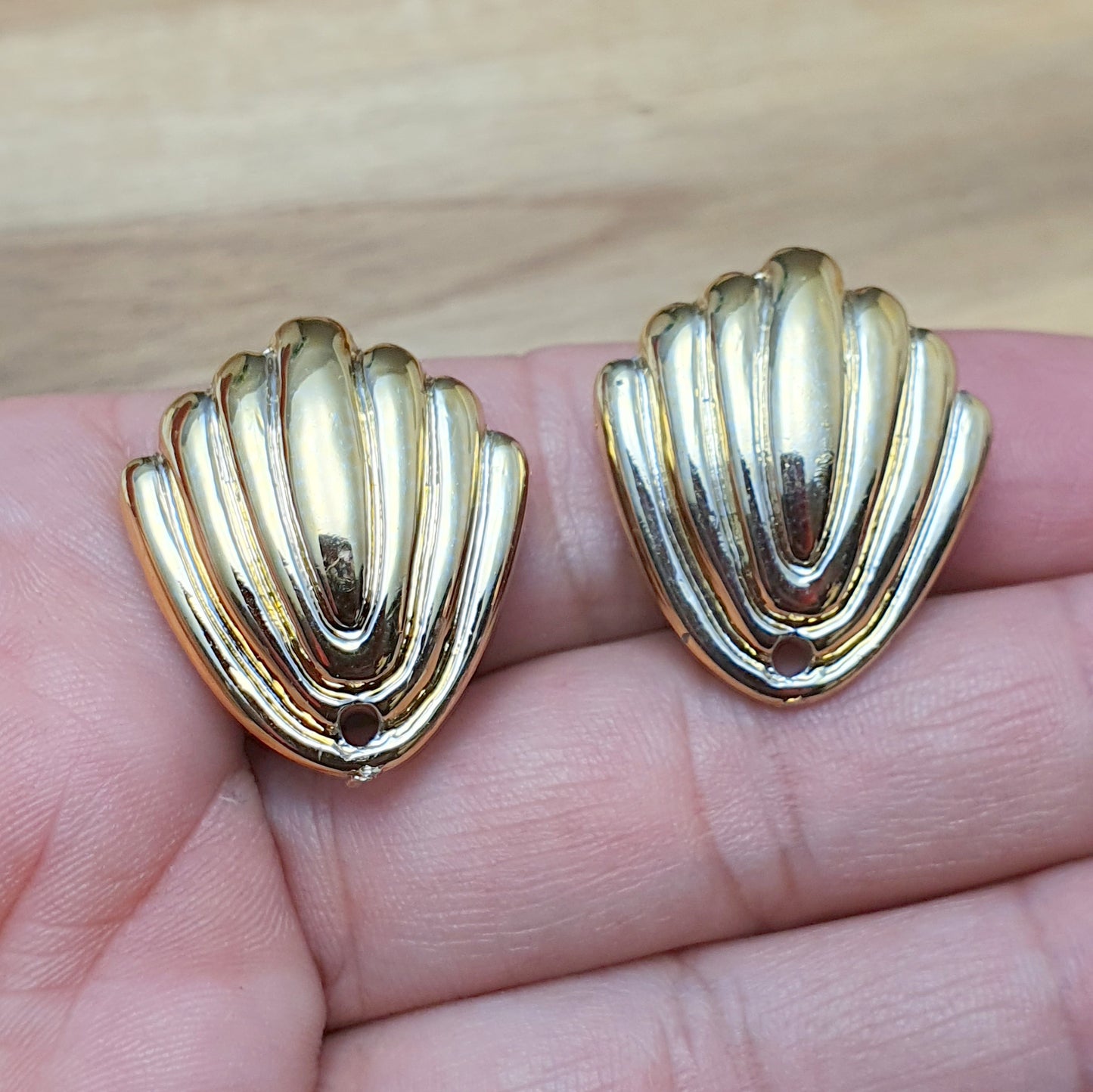 1 Paar Vintage Ohrclips Rohlinge (ca. 1980er), mit Loch, Goldfarbig, 26x23mm, für die Schmuckherstellung