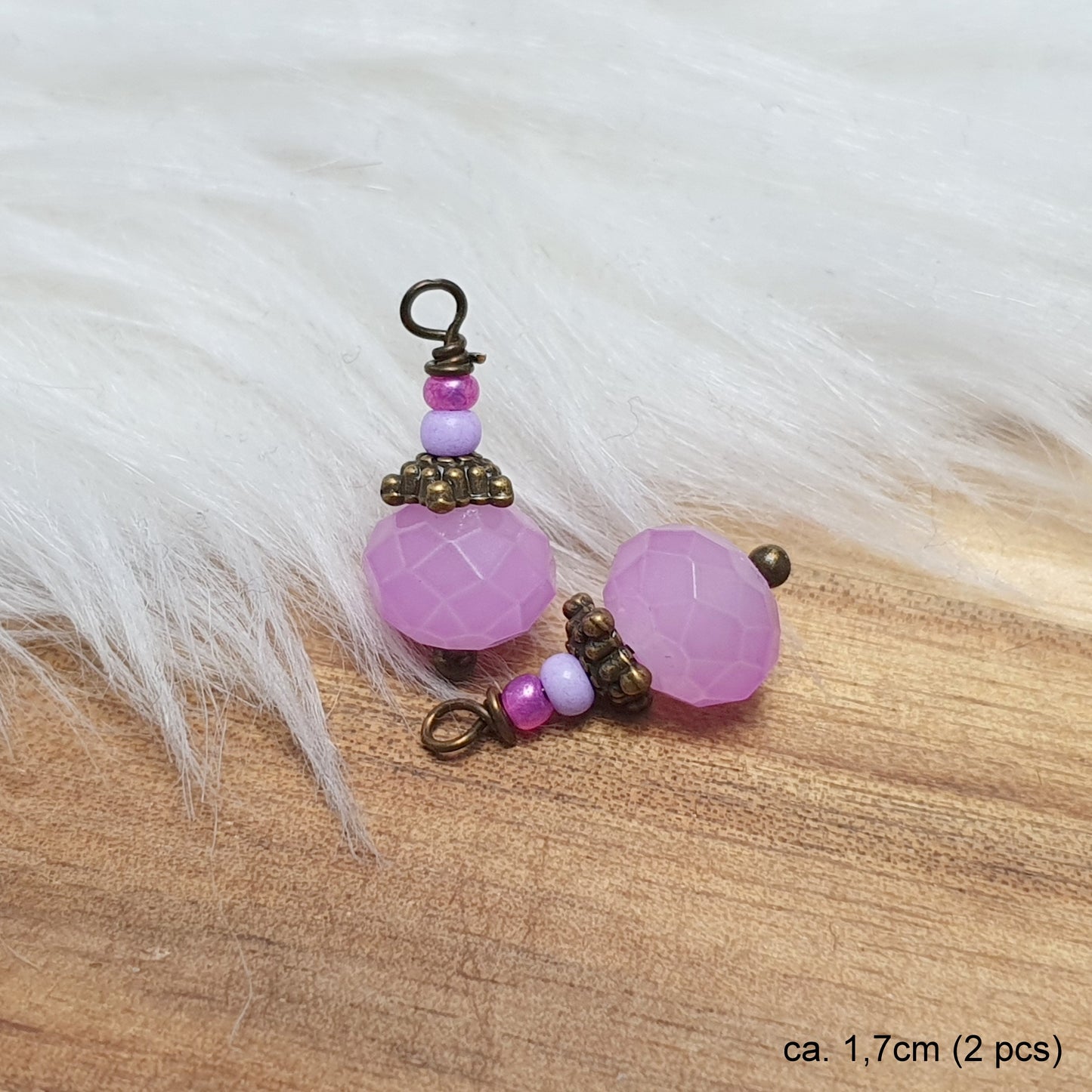 Kleine Handgemachte Anhänger mit violetten Glasperlen