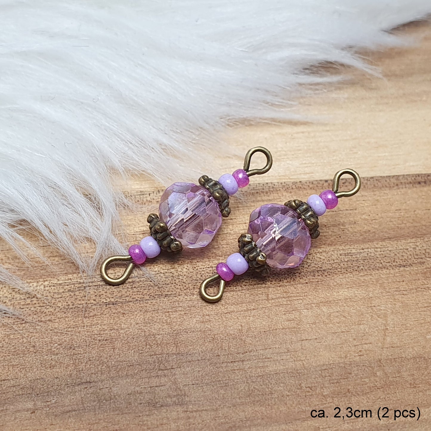 Handgemachte Verbinder mit lila oder violetten Glasperlen