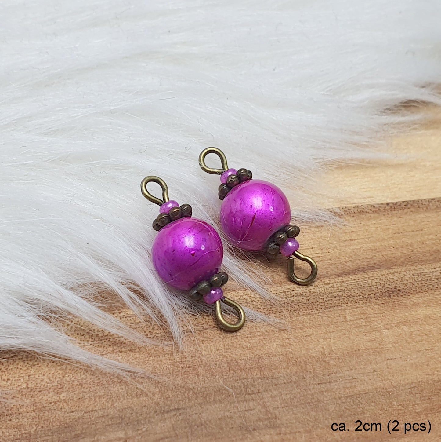 Handgemachte Verbinder mit lila oder violetten Glasperlen