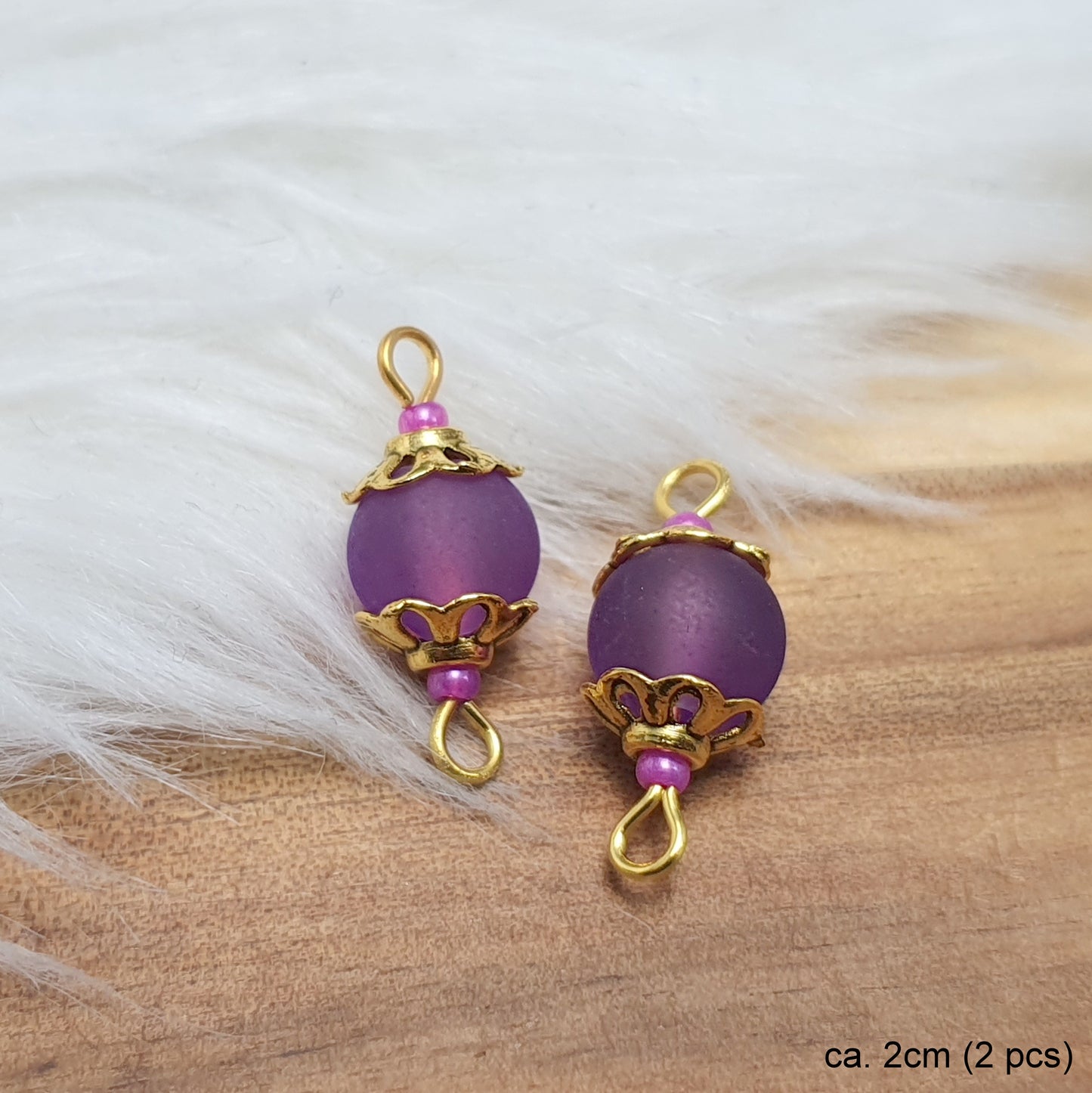 Handgemachte Verbinder mit lila oder violetten Glasperlen