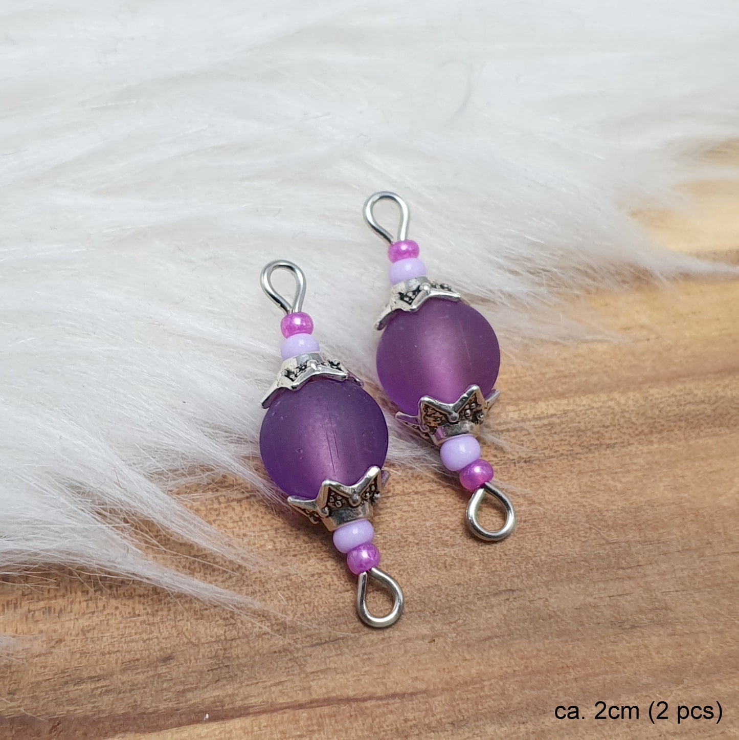 Handgemachte Verbinder mit lila oder violetten Glasperlen