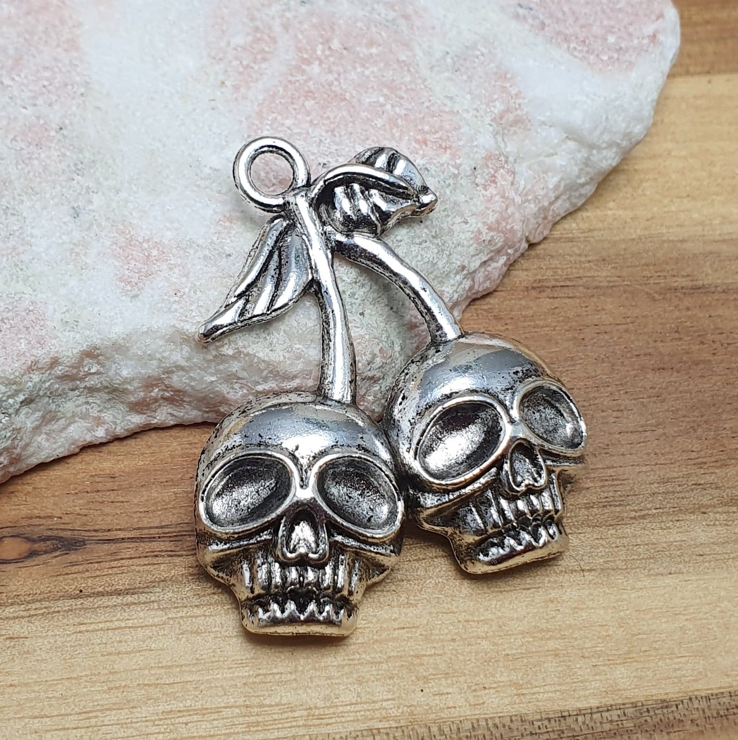 Anhänger Totenkopf Kirschen, 37mm lang, antik silberfarbig