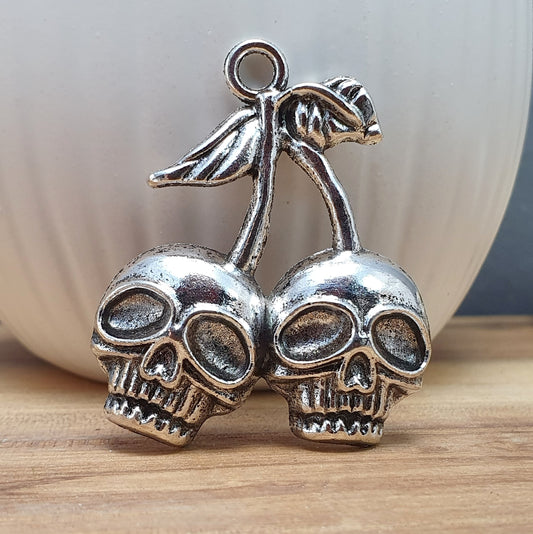 Anhänger Totenkopf Kirschen, 37mm lang, antik silberfarbig