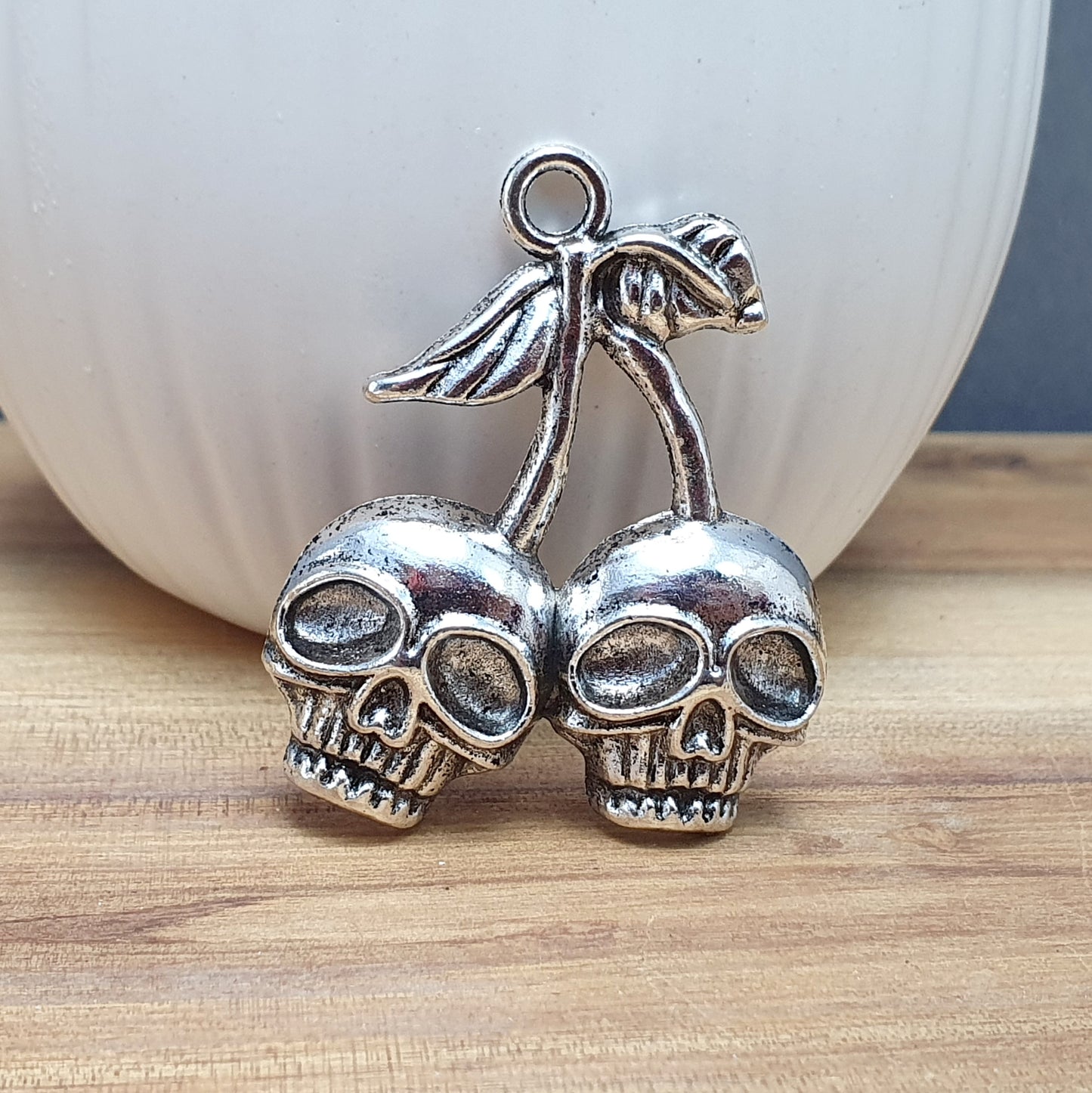Anhänger Totenkopf Kirschen, 37mm lang, antik silberfarbig
