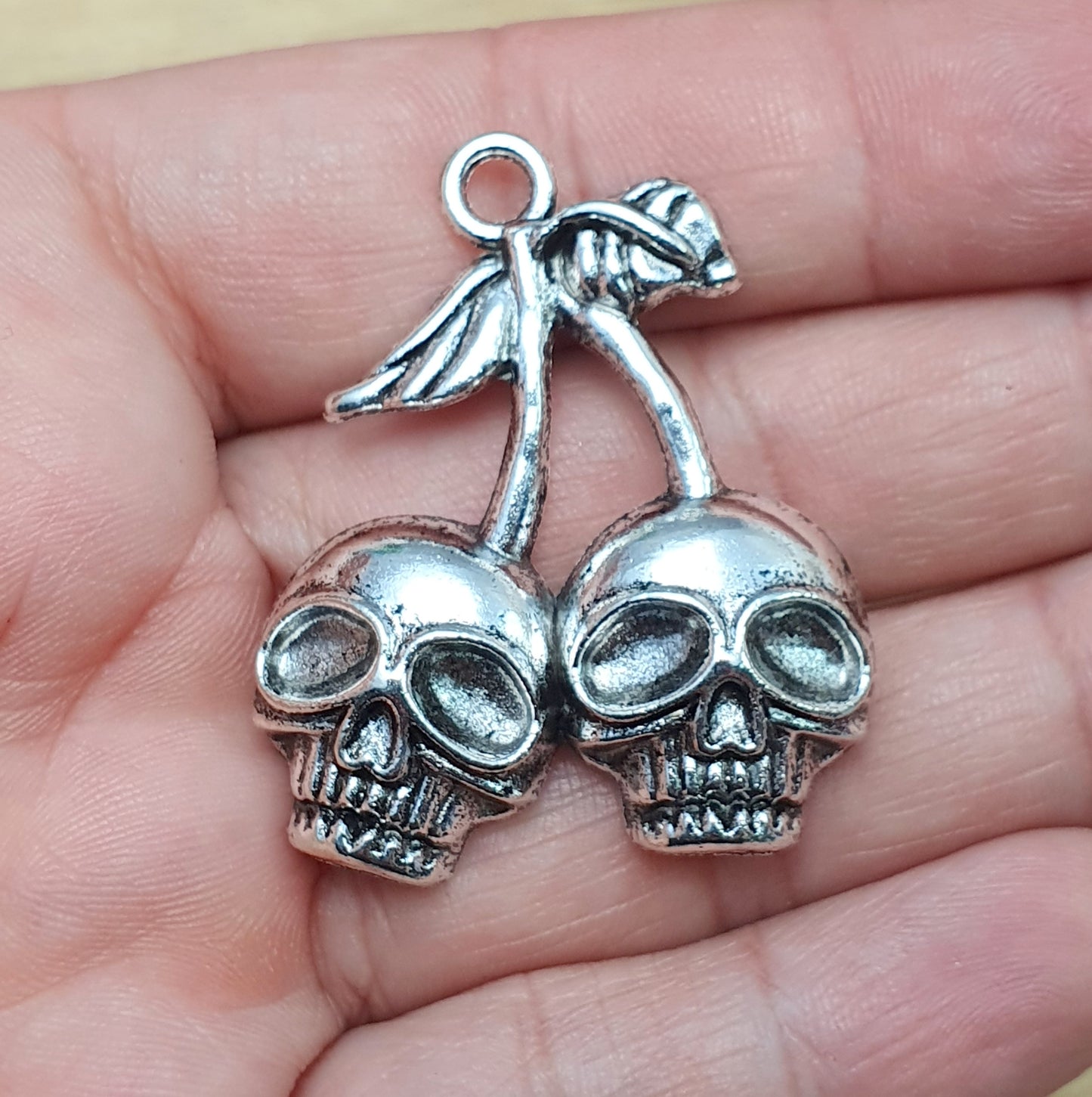 Anhänger Totenkopf Kirschen, 37mm lang, antik silberfarbig