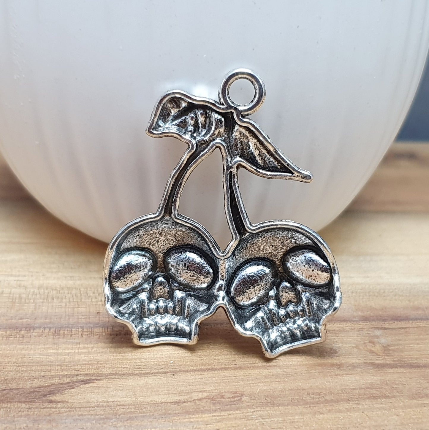 Anhänger Totenkopf Kirschen, 37mm lang, antik silberfarbig