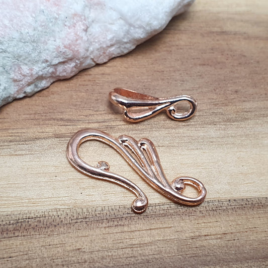 2 verschnörkelte Hakenverschlüsse im nostalgischen Design, rosegold