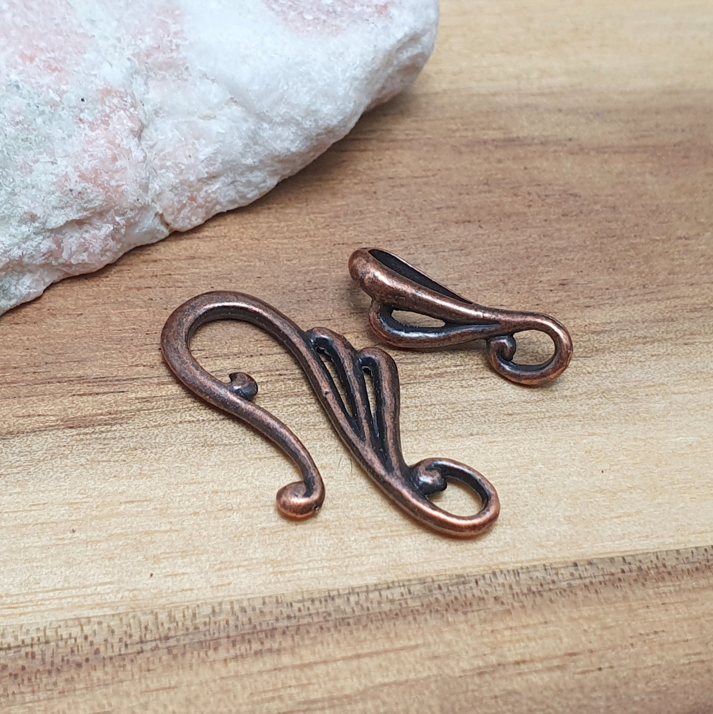 2 verschnörkelte Hakenverschlüsse im nostalgischen Design, antik kupfer