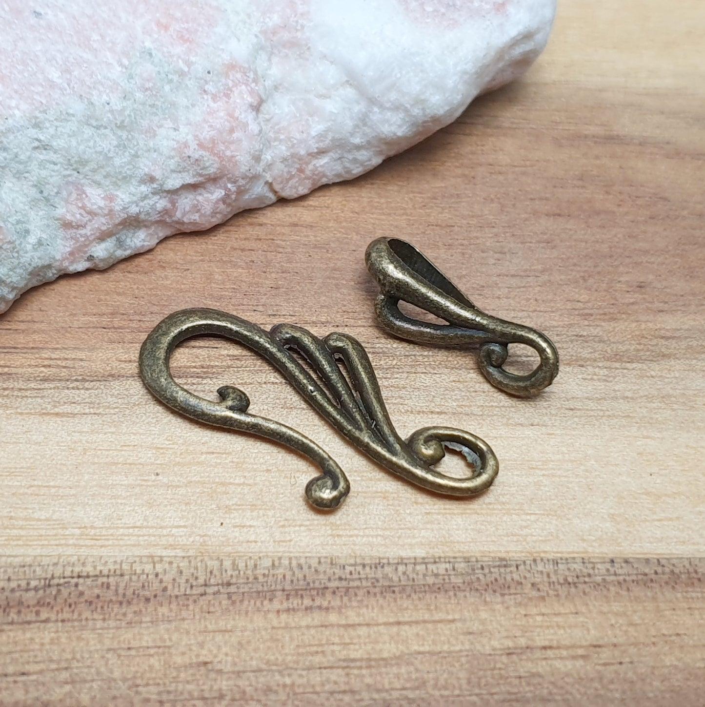 2 verschnörkelte Hakenverschlüsse im nostalgischen Design, antik bronze