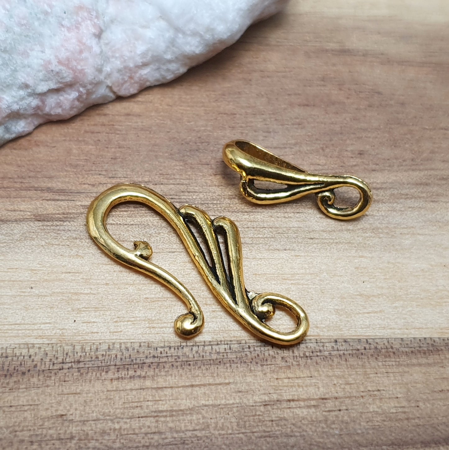 2 verschnörkelte Hakenverschlüsse im nostalgischen Design, antik gold