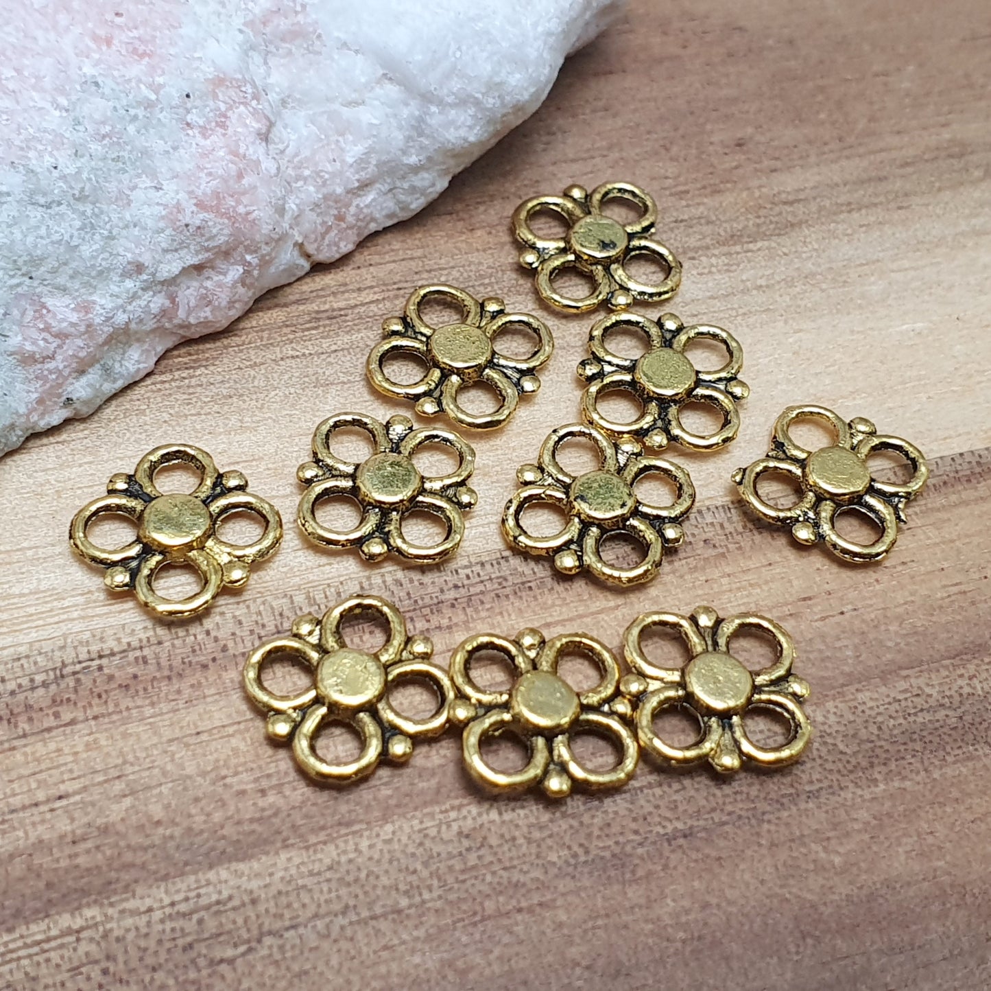 10 kleine Verbinder Blümchen, 10mm, antik goldfarbig