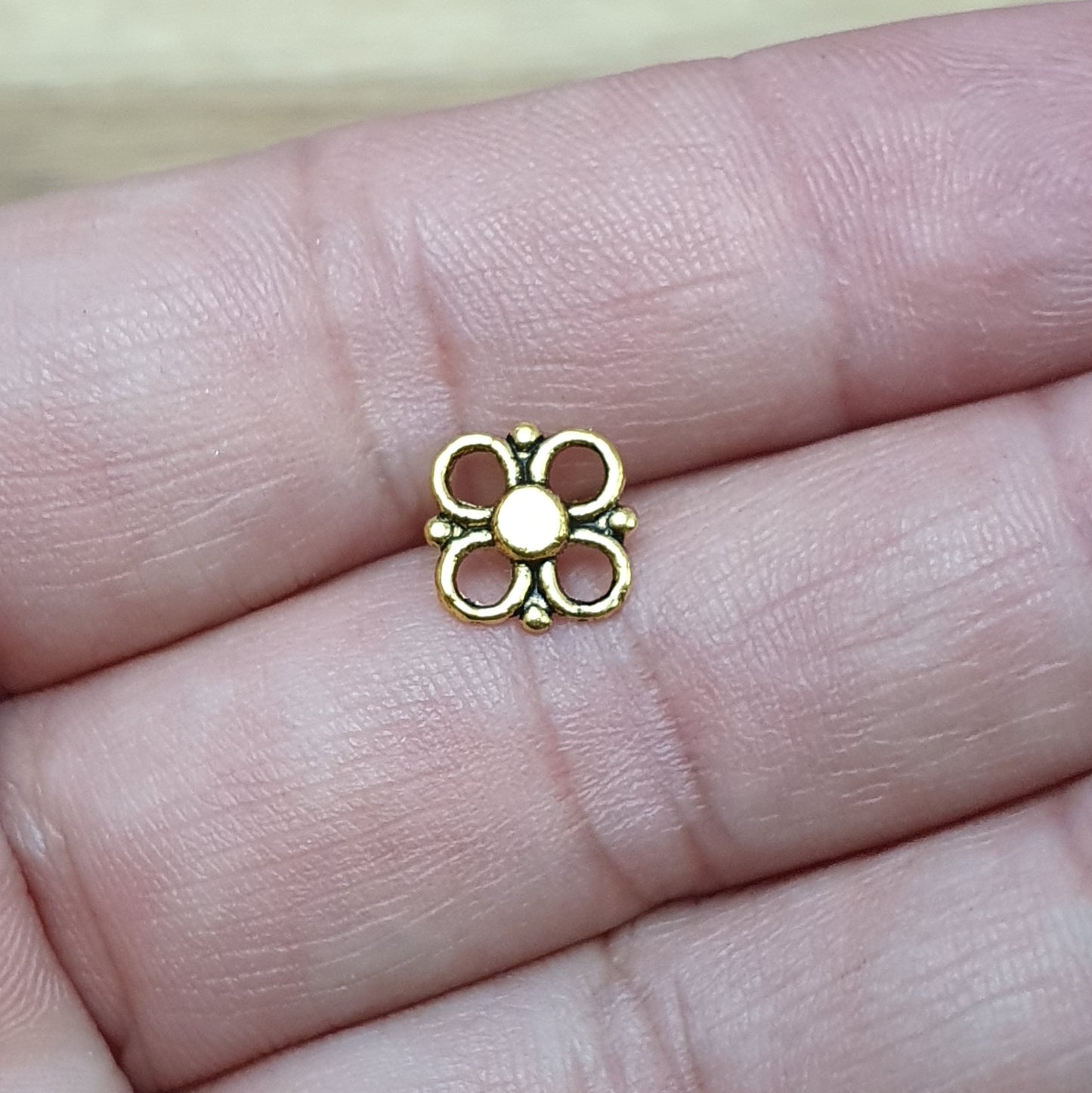 10 kleine Verbinder Blümchen, 10mm, antik goldfarbig