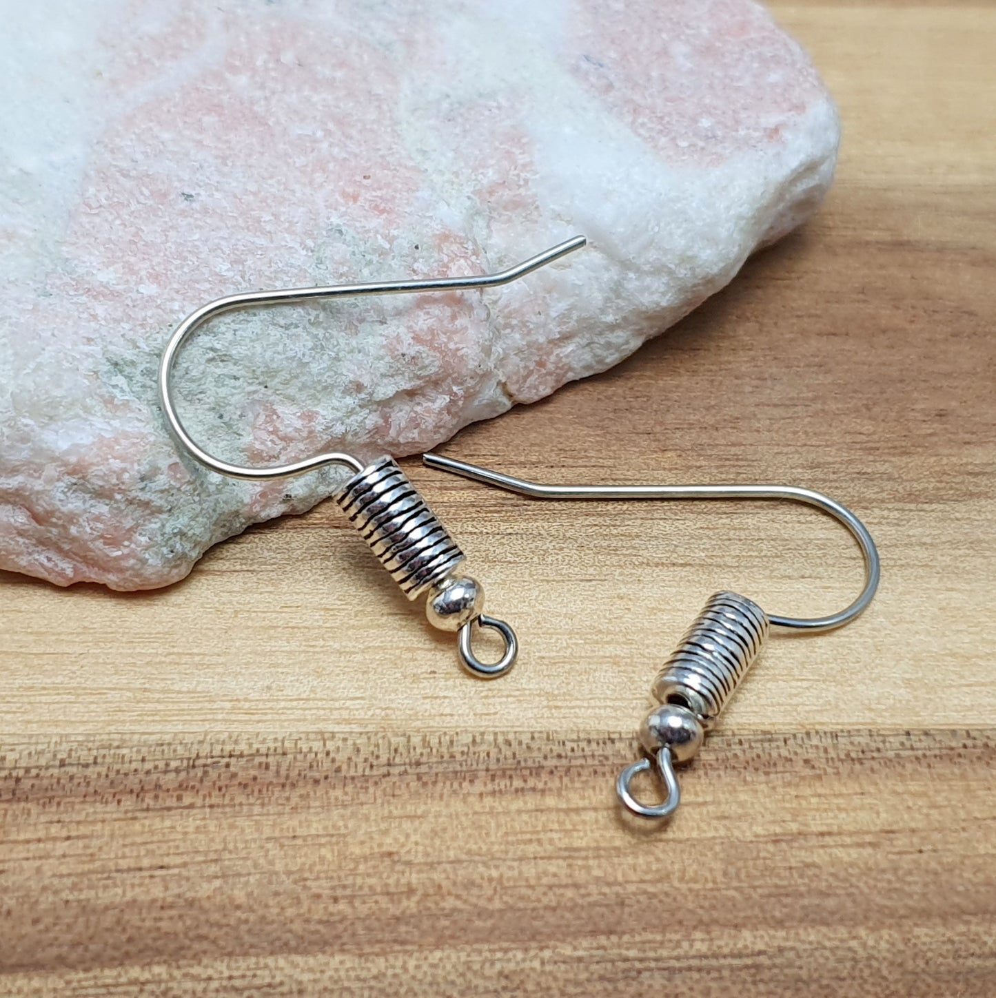 2 Paar Design Ohrhaken mit Kugel und Metallperle, 25mm, für die Schmuckherstellung