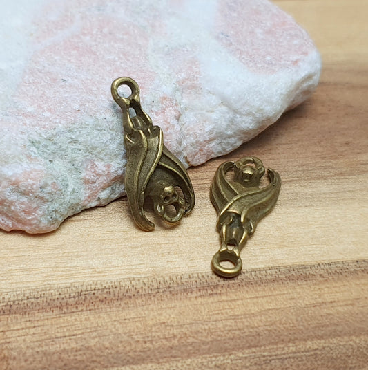 2 Schmuckverbinder Fledermaus mit anliegenden Flügeln, 22 x 9mm