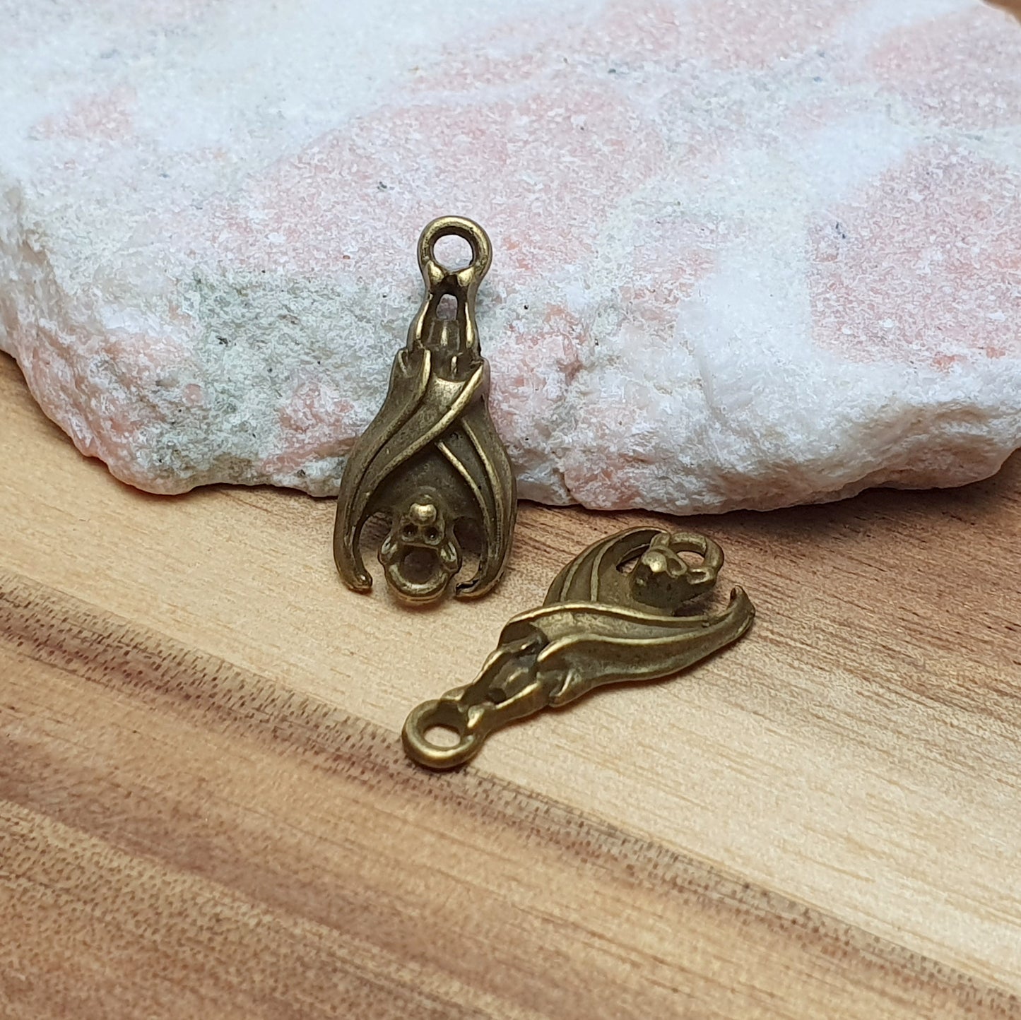 2 Schmuckverbinder Fledermaus mit anliegenden Flügeln, 22 x 9mm