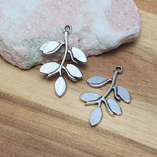 2 antik silberfarbige Anhänger Blätterzweig, 30mm, Schmuck basteln