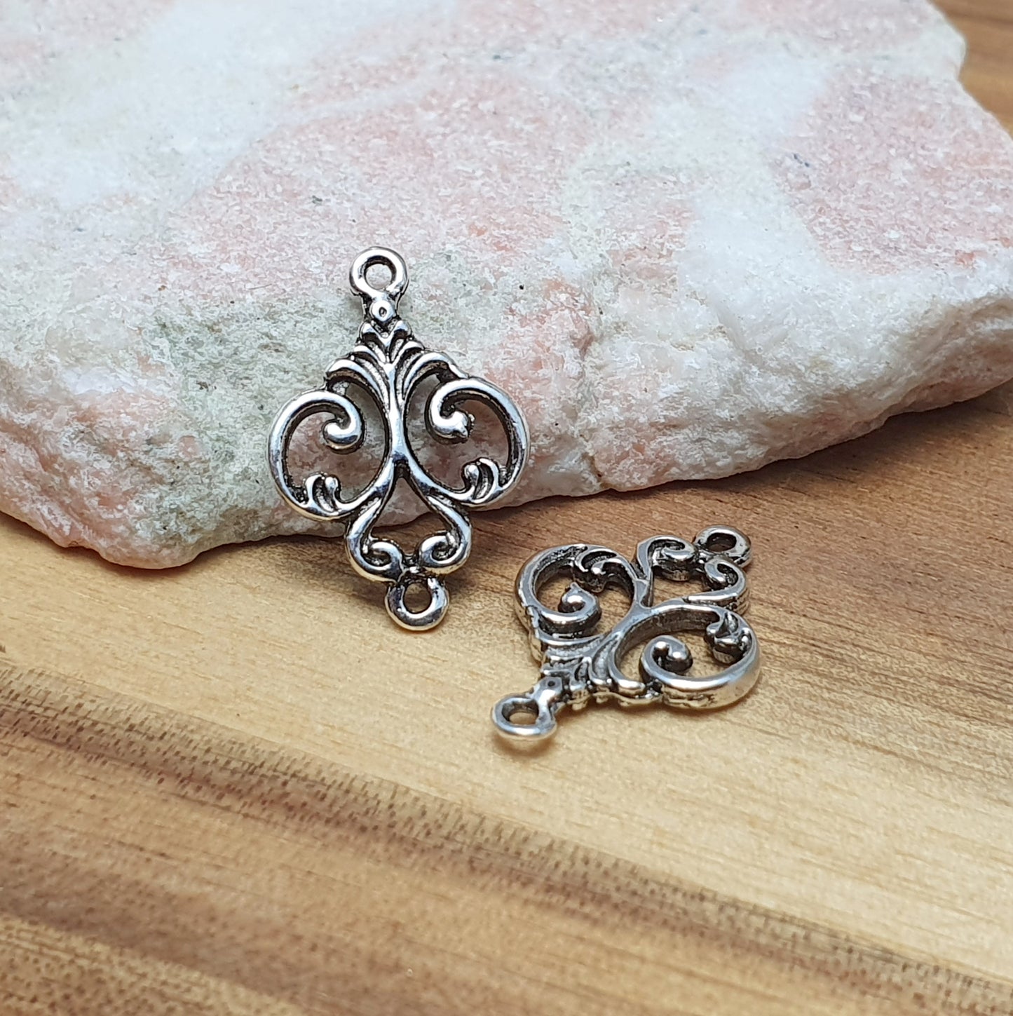 4 verschnörkelte Schmuckverbinder, 20 x 14mm