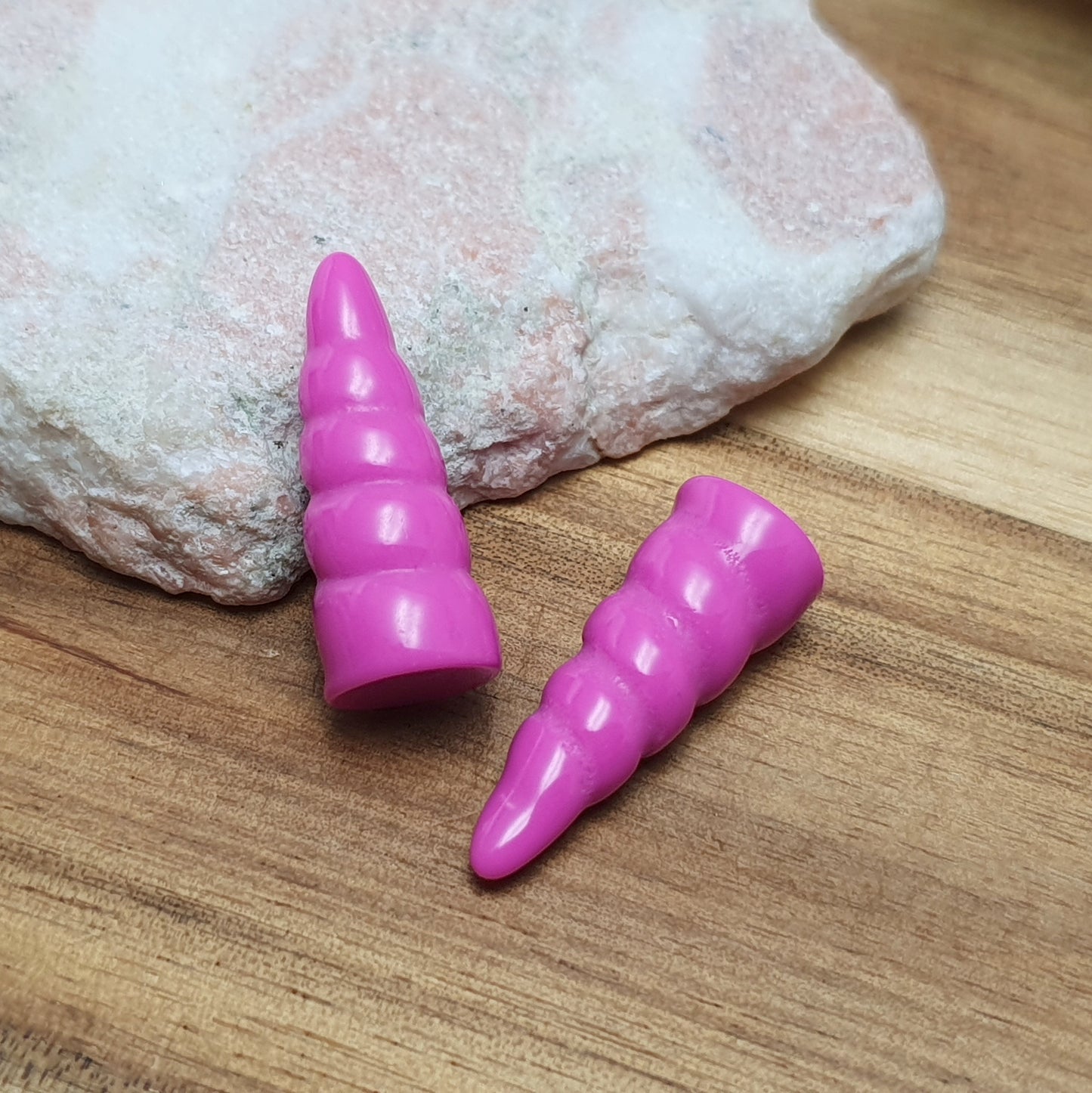 2 kleine Einhorn Hörner aus Resin, 26mm, für die Schmuckfertigung, zum Basteln, violett