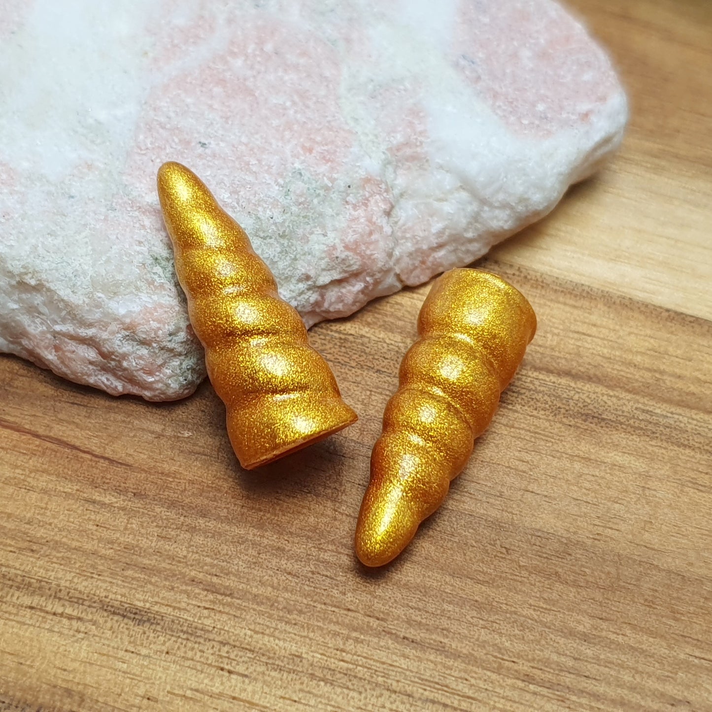 2 kleine Einhorn Hörner aus Resin, 26mm, für die Schmuckfertigung, zum Basteln, gold