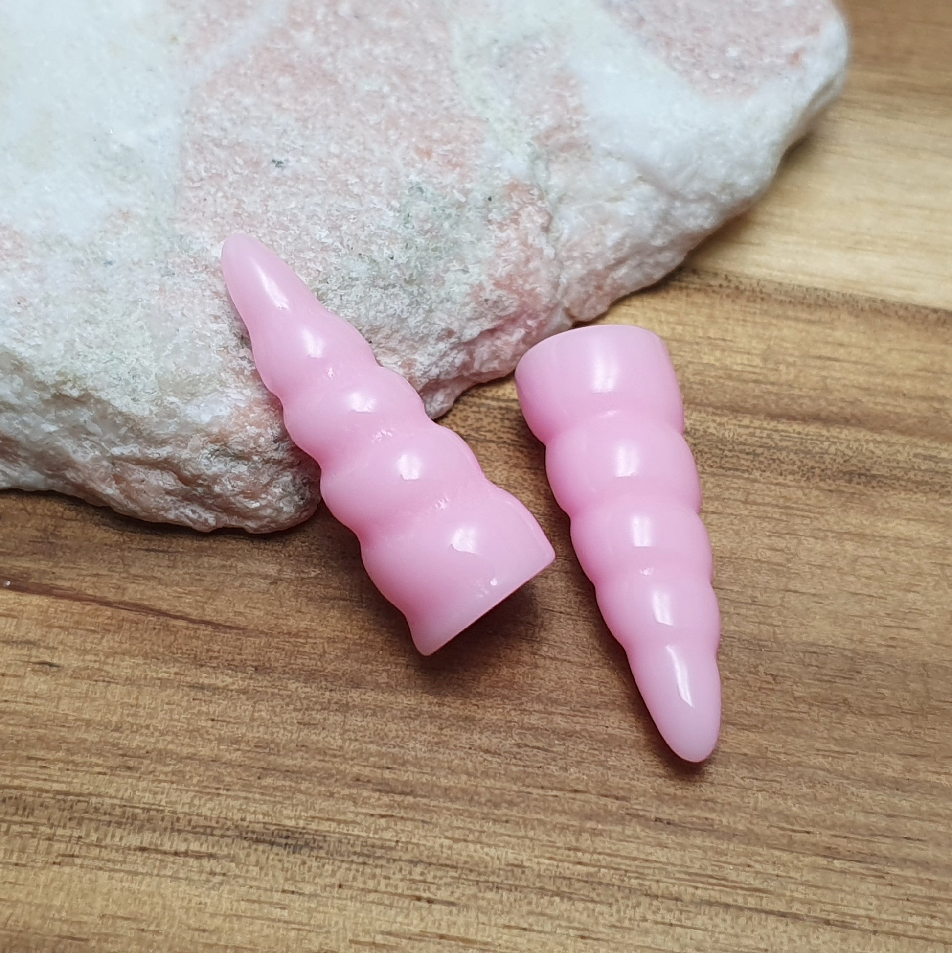 2 kleine Einhorn Hörner aus Resin, 26mm, für die Schmuckfertigung, zum Basteln, rosa