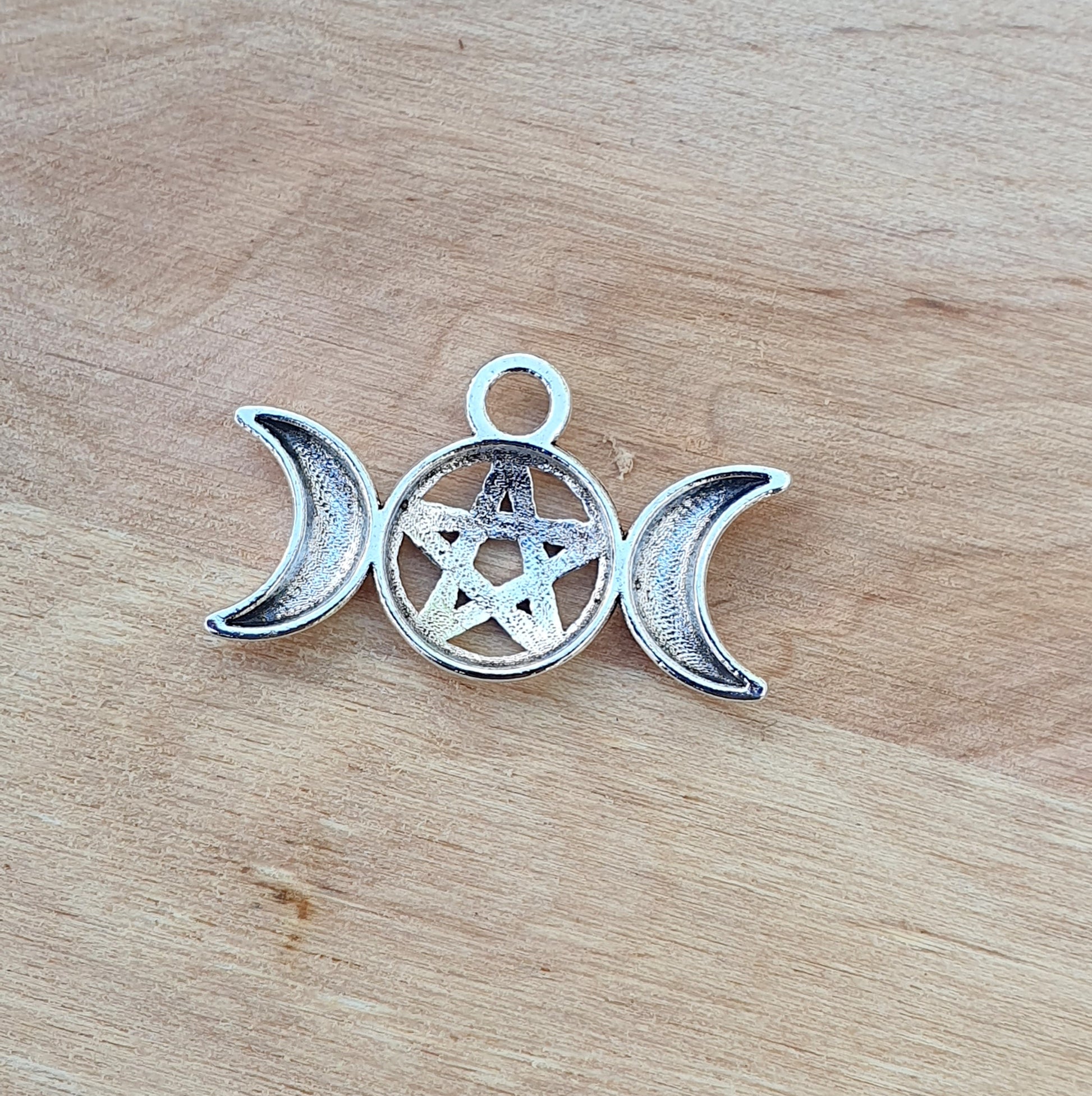 2 Anhänger ~Triple Moon Goddes ~ in antik silberfarbig, 13x22mm, mit Pentagramm, Monde
