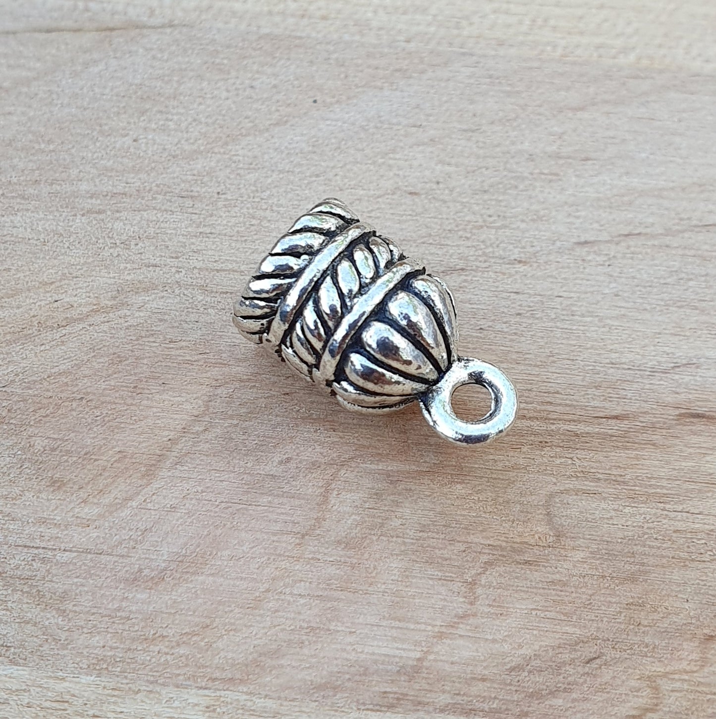 2 Kappen für Quasten & Toddeln, mit Öse, antik silberfarbig, Innendurchmesser ca. 6mm