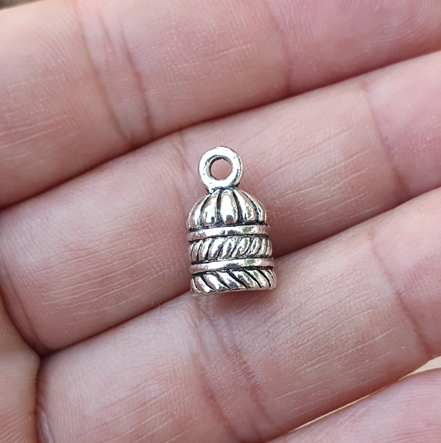 2 Kappen für Quasten & Toddeln, mit Öse, antik silberfarbig, Innendurchmesser ca. 6mm
