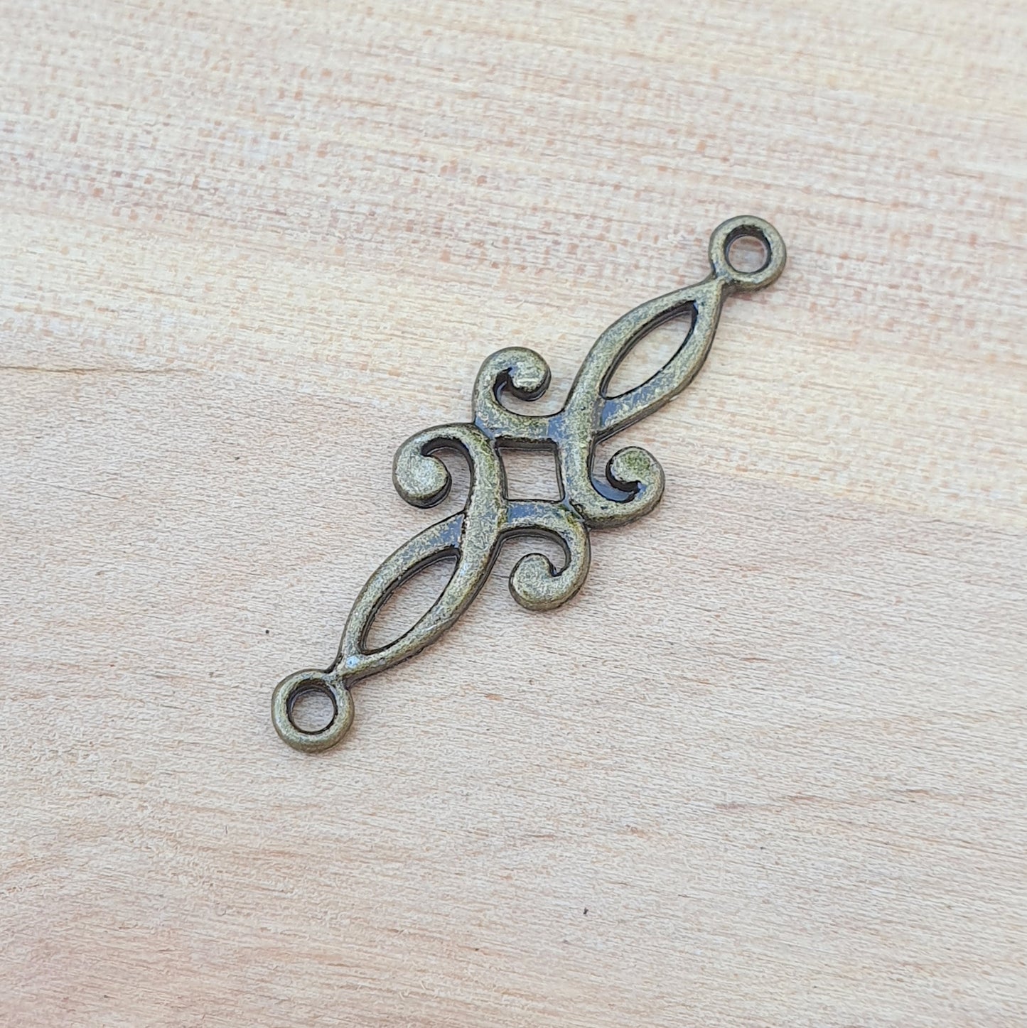 2 Verbinder mit Schnörkeln in antik bronzefarbig, 29mm