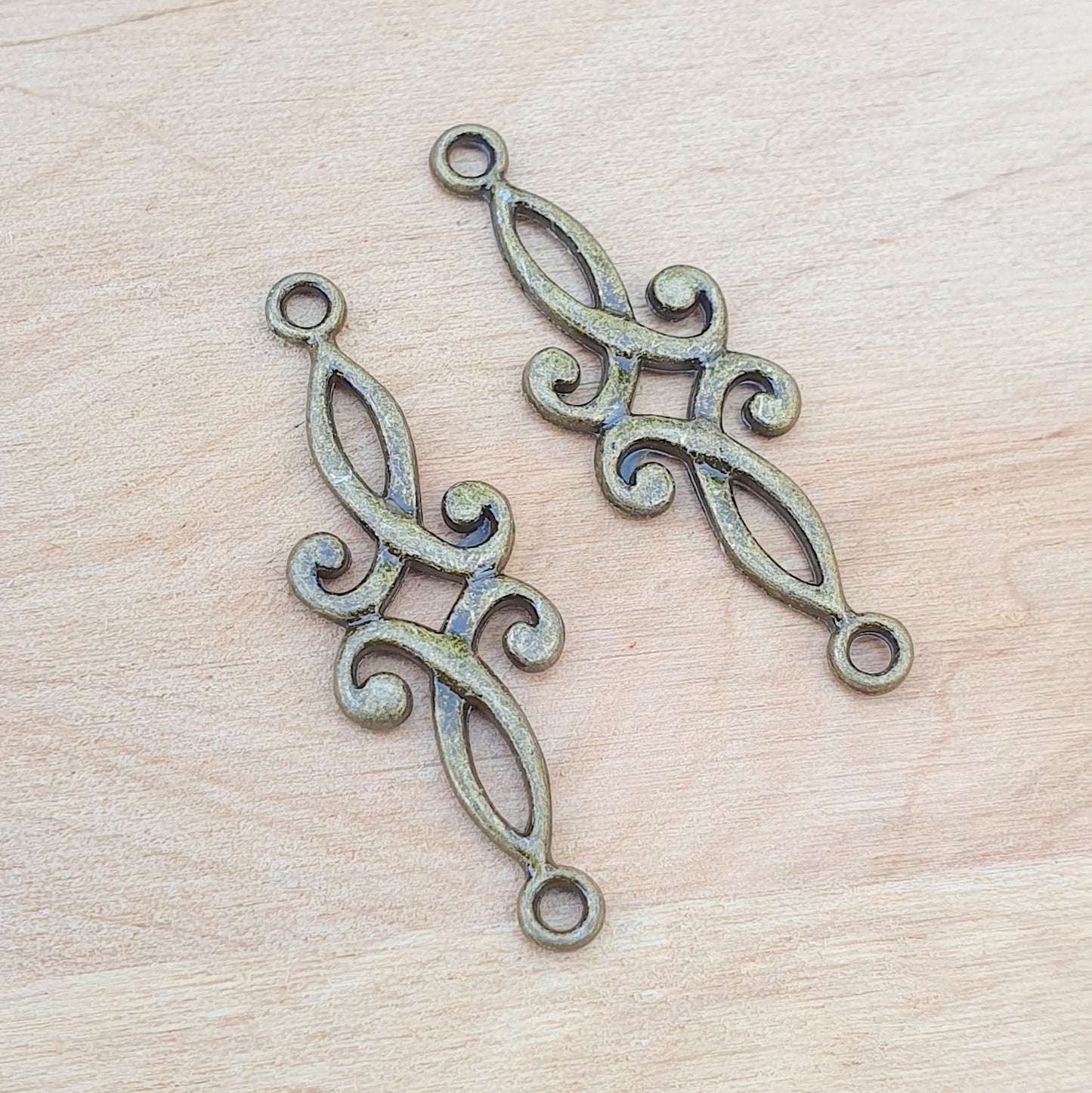 2 Verbinder mit Schnörkeln in antik bronzefarbig, 29mm