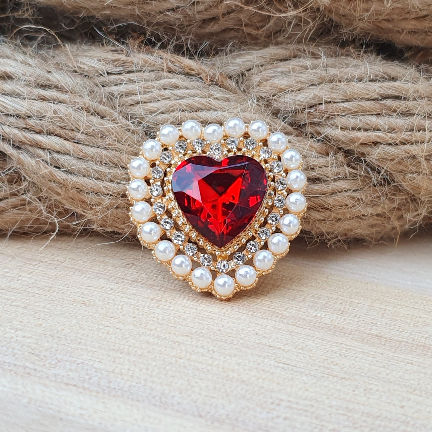 1x Zierelement Herz mit rotem Schmuckstein, Strass und weißen Halbperlen, vergoldet, 27x26mm