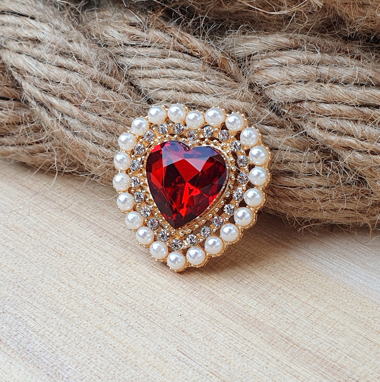 1x Zierelement Herz mit rotem Schmuckstein, Strass und weißen Halbperlen, vergoldet, 27x26mm
