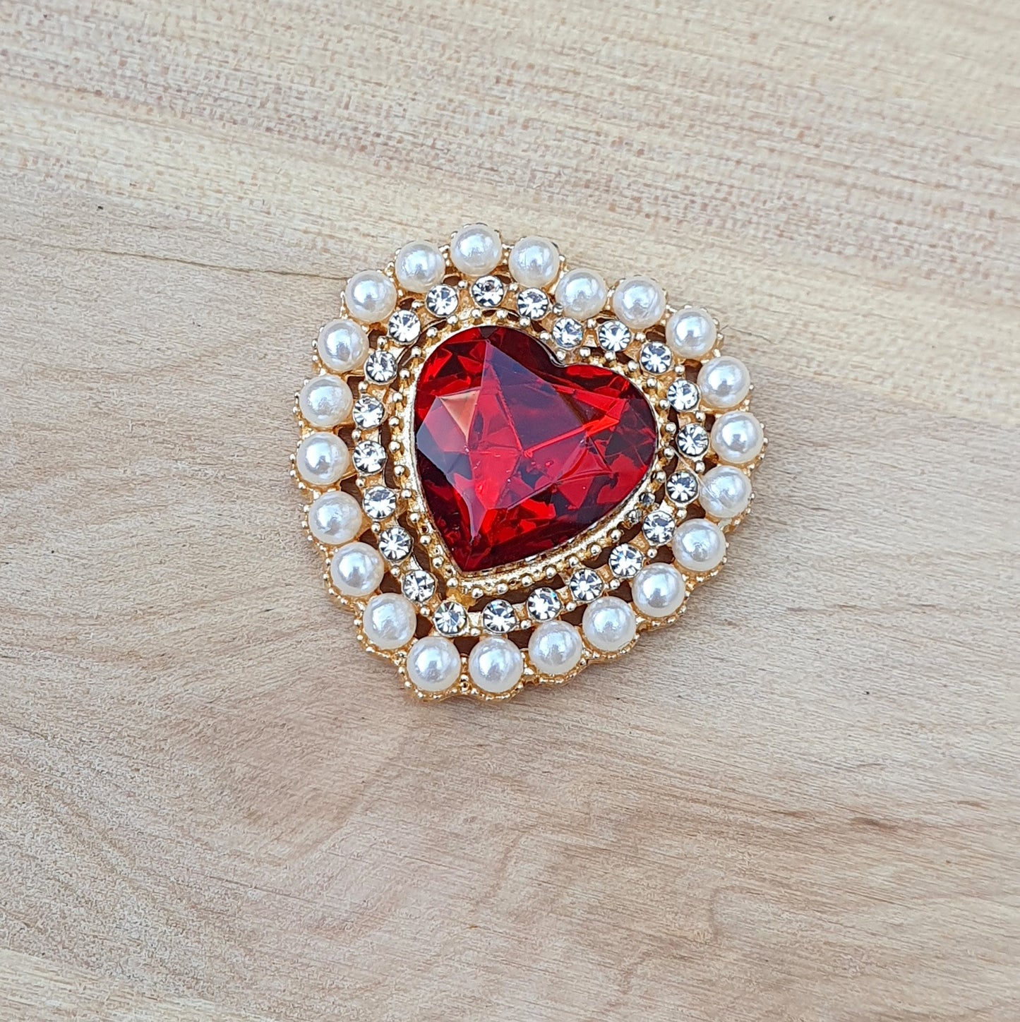 1x Zierelement Herz mit rotem Schmuckstein, Strass und weißen Halbperlen, vergoldet, 27x26mm