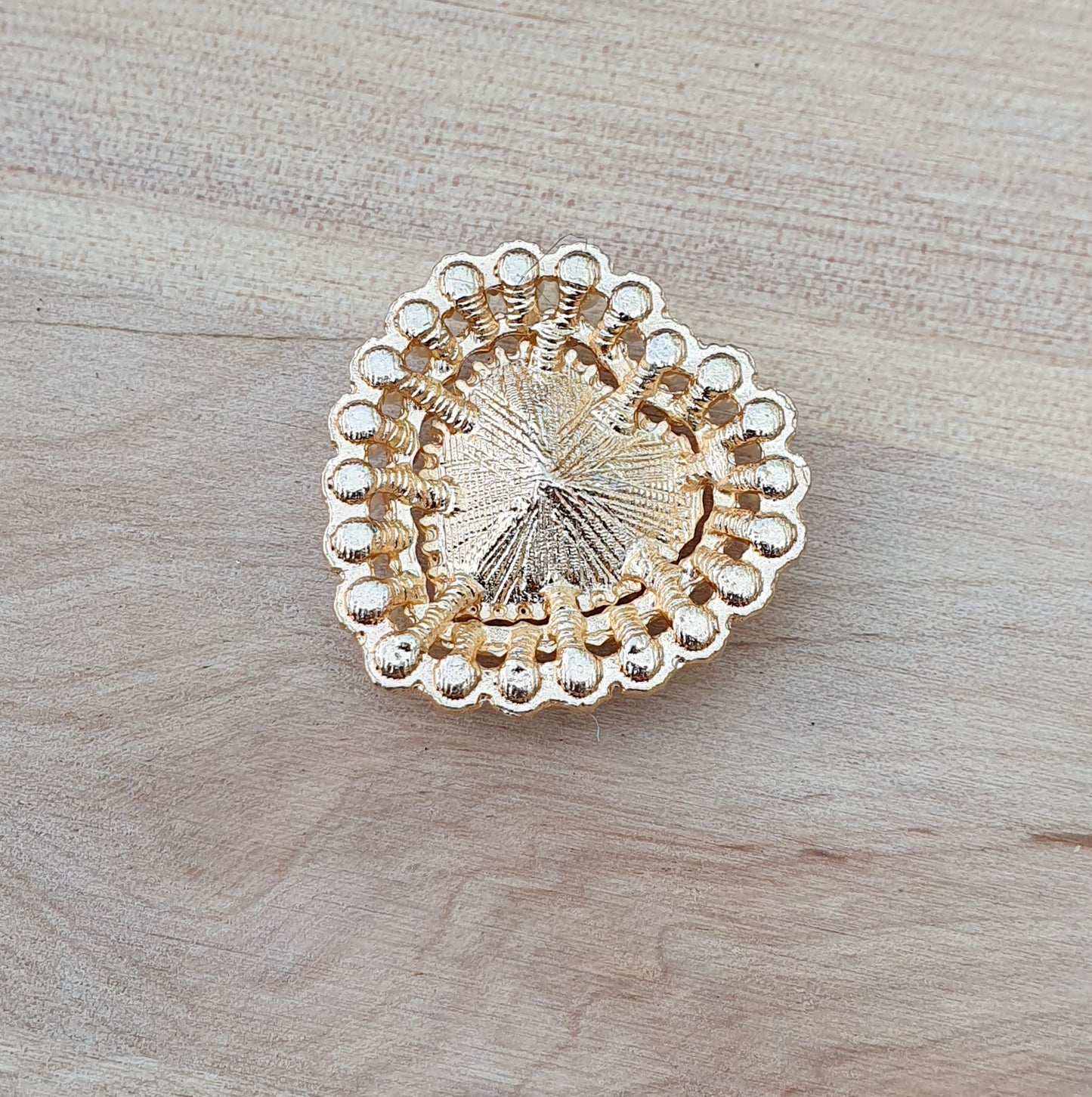1x Zierelement Herz mit rotem Schmuckstein, Strass und weißen Halbperlen, vergoldet, 27x26mm