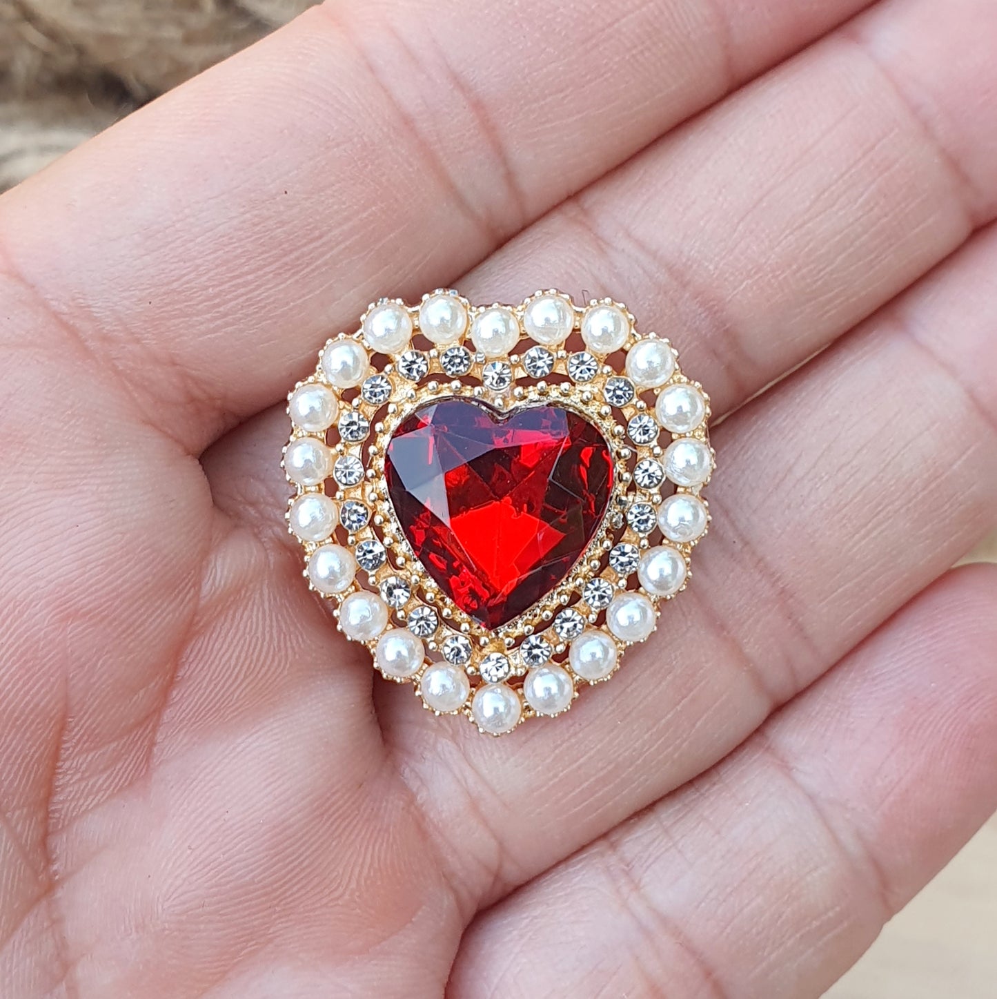 1x Zierelement Herz mit rotem Schmuckstein, Strass und weißen Halbperlen, vergoldet, 27x26mm