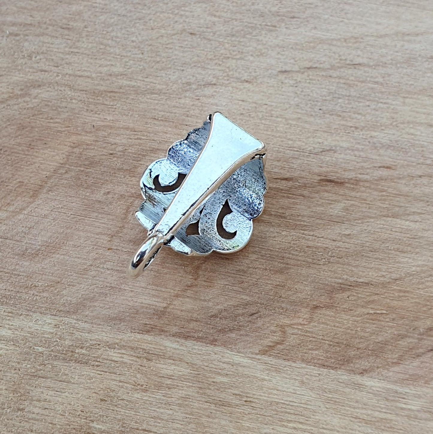 2 Anhängerösen, Collierschlaufen mit Schnörkeln, 17mm, antik silberfarbig